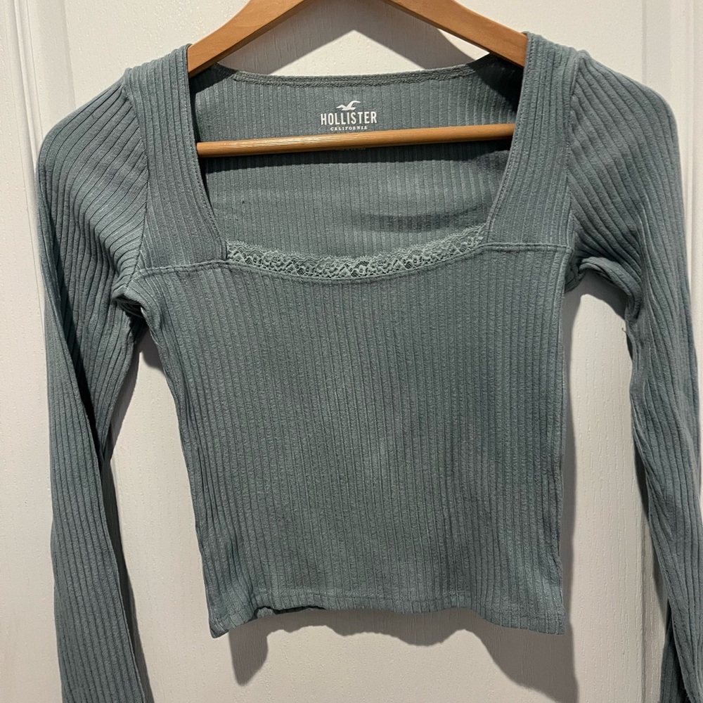 Hollister Ribbed Long Sleeve Crop Top with Lace Trim – XS